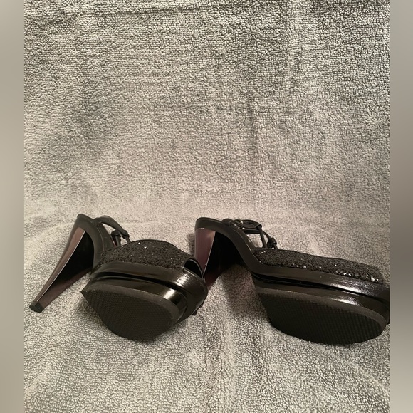 Betsy Johnson black chrome peep toe heels. 👠 BNIB light damage - Picture 3 of 7